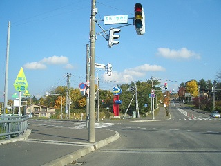 ����E����